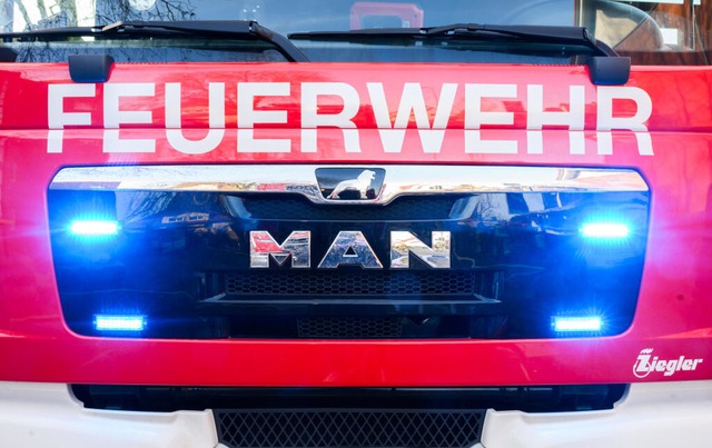 Neben der Polizei war die Feuerwehr Rh...eugen und elf  Einsatzkrften vor Ort.  | Foto: Julian Stratenschulte (dpa)