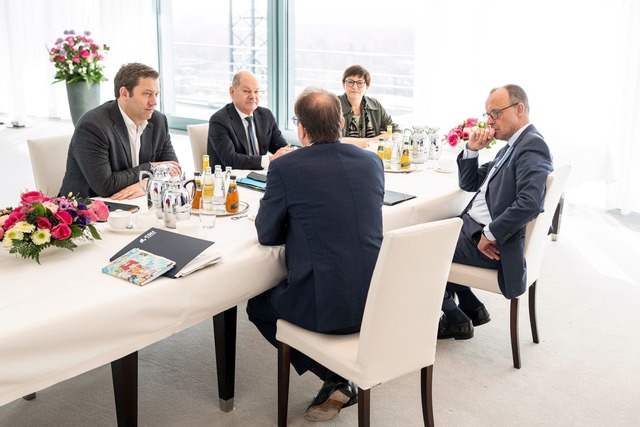 Verhandler von Union und SPD tauschten...mit Kanzler Scholz aus. (Foto Handout)  | Foto: Guido Bergmann/Bundesregierung/dpa