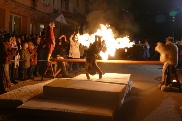 Waghalsige Stunts sind beim Altwiiberrenne garantiert.  | Foto: Sina Elbers