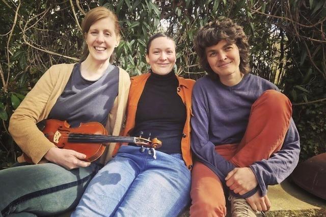 Streichtrio Violonelles tritt in der Kulturkneipe Nellie Nashorn auf.