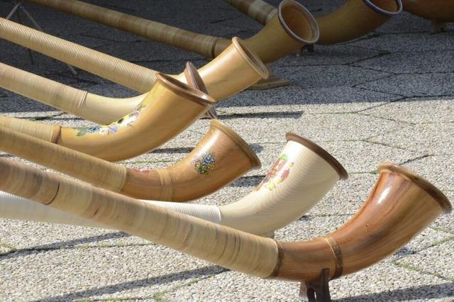 Beim Platzkonzert „Der Berg ruft – das Alphorn klingt“ auf dem Marktplatz Staufen spielen die Alphornblser der BDB-Musikakademie