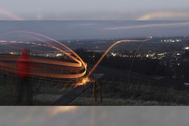 Leuchtspuren am dunklen Himmel