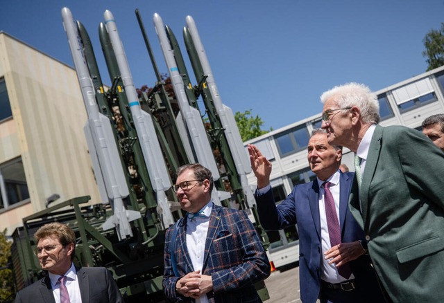 Winfried Kretschmann besuchte im Mai 2...nternehmen Diehl Defence in berlingen  | Foto: Christoph Schmidt (dpa) 