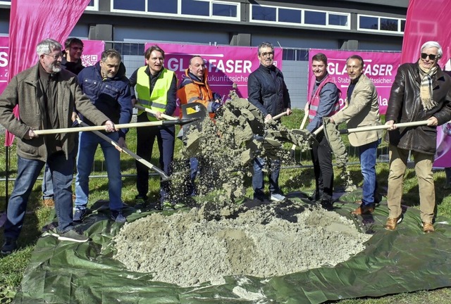 Mitarbeiter der Telekom, der Stadtverw...ager der Telekom (Zweiter von rechts).  | Foto: Endrik Baublies