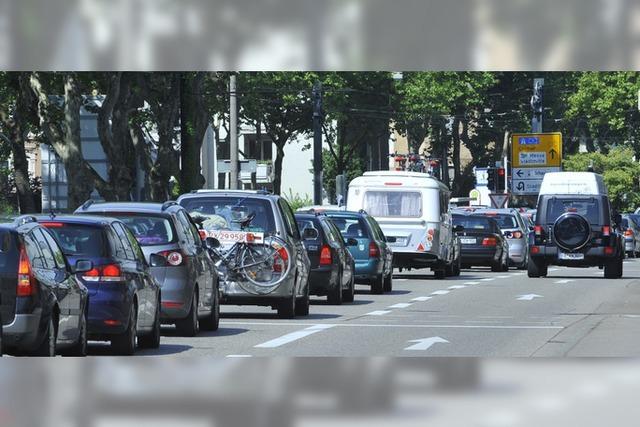 Die B31 in Freiburg ist auf Hhe der Ganter-Brauerei erstmal einspurig