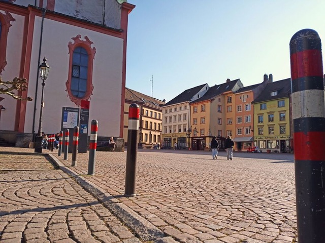 Die Poller am Fridolinsmnster sorgen ...ig den Mnsterplatz anfahren mssen.  | Foto: Ralph Fautz