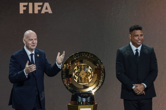 Gianni Infantino (l) und Ex-Profi Rona...e f&uuml;r den neuen Club-Weltmeister.  | Foto: Rebecca Blackwell/AP/dpa