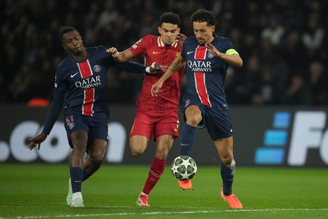 Nicht nur Liverpools Luis Diaz (M) hat... und Marquinhos m&auml;chtig Probleme.  | Foto: Christophe Ena/AP/dpa