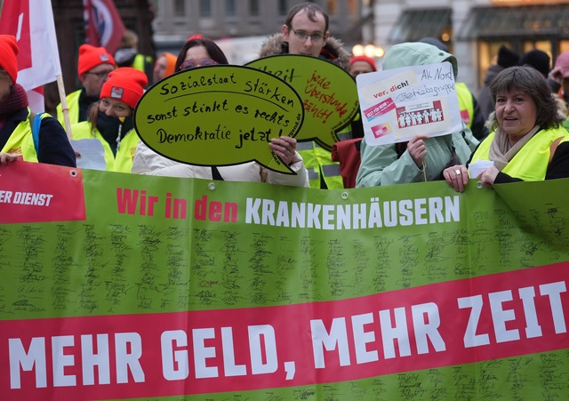 Mehr Geld, mehr Zeit: Daf&uuml;r prote...&ouml;ffentlichen Dienst. (Archivbild)  | Foto: Marcus Brandt/dpa