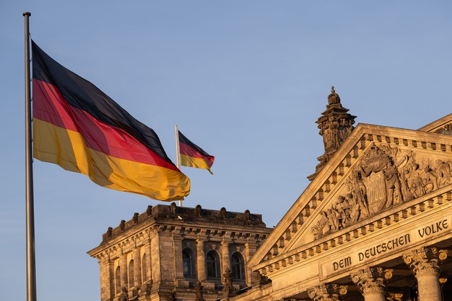 Ein neuer Bundestag ist gew&auml;hlt, aber der alte tritt noch einmal in Aktion.  | Foto: Hannes P. Albert/dpa