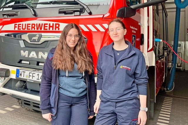 Marina Ernst (links)  und Jana Seydel ...es Jahr bei der Feuerwehr St. Blasien.  | Foto: Lina Boegel