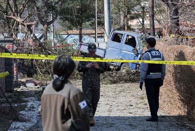 Ein s&uuml;dkoreanisches Kampfflugzeug...omben &uuml;ber einem Dorf abgeworfen.  | Foto: Uncredited/Yonhap/AP/dpa