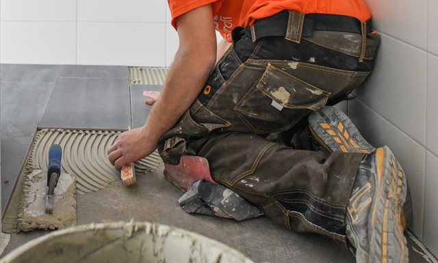 Fliesenleger: Das deutsche Handwerk be...inen Mangel an Nachwuchs. (Archivbild)  | Foto: Patrick Pleul/dpa-Zentralbild/dpa