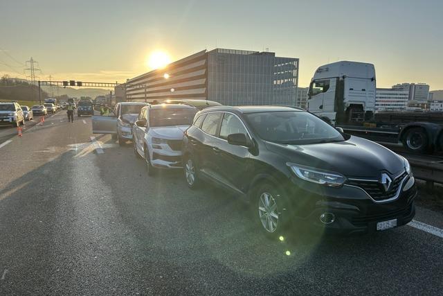 Unfall mit vier Autos und vier Verletzten auf der A3 in Rheinfelden/Schweiz