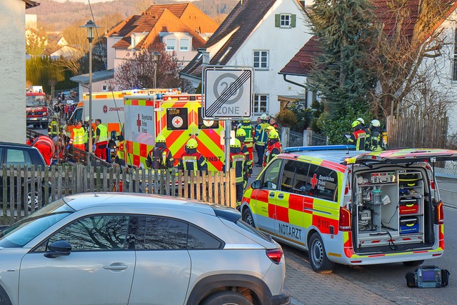 Einsatzkr&auml;fte von Rettungsdienst ... die Verletzten am Ort des Geschehens.  | Foto: Mario Obeser/dpa