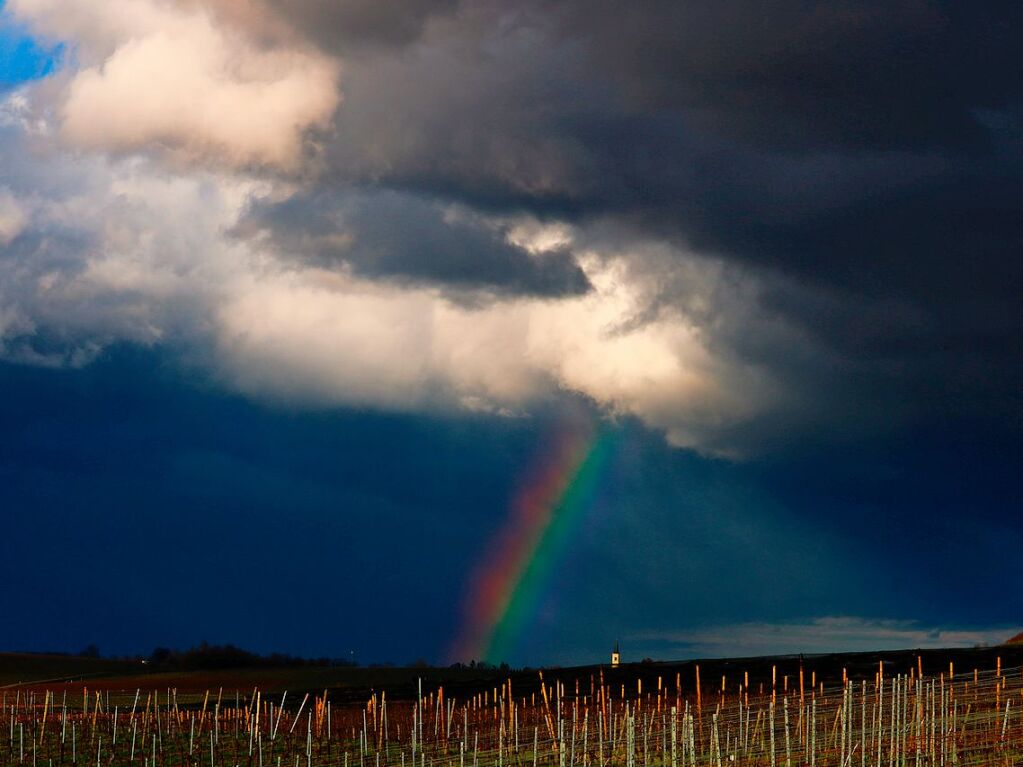 Schner Schwarzsehen: Blick oberhalb von Laufen Richtung Ballrechten – mit Kirchturm und Regenbogen