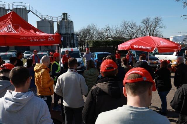 Gut 100 Angestellte des Unternehmens Schlly in Denzlingen nehmen an Warnstreik teil