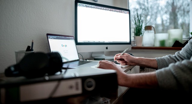 Die Arbeit im Homeoffice erleichtert e... Beruf und Privatleben zu vereinbaren.  | Foto: Fabian Strauch/dpa/dpa-tmn