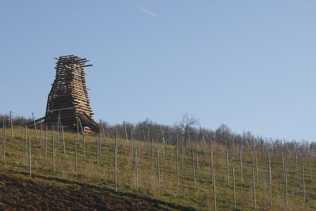 Scheibenschlagen in Pfaffenweiler: Jedes Jahr versuchen sich 18-Jhrige beim XXL-Holzturm zu bertrumpfen