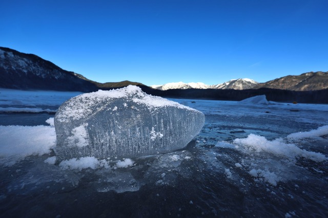 Der Eibsee, ein beliebtes Ziel f&uuml;...och teilweise zugefroren. (Archivbild)  | Foto: Karl-Josef Hildenbrand/dpa