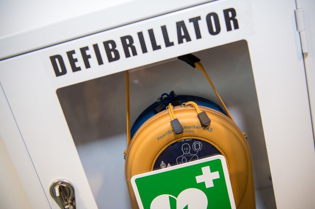 Ein Defibrillator kann bei einem pltz... zur Wiederbelebung eingesetzt werden.  | Foto: Peter Kneffel (dpa)