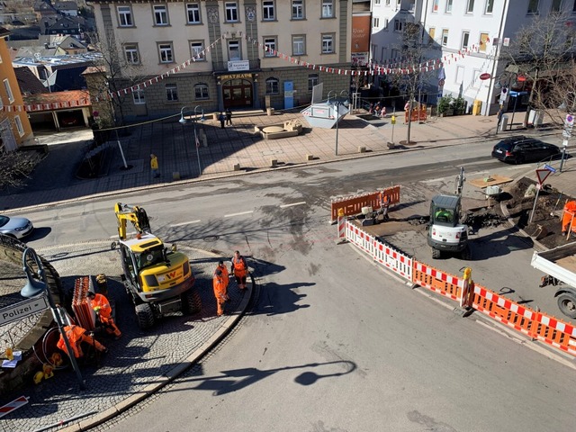 Titisee-Neustadt: Vor dem Rathaus in d...usbau des Breitbandnetzes zu verlegen.  | Foto: Benedikt Reder