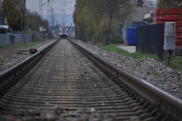 Schden an den Betonschwellen zwischen...m) machen eine Streckensperrung ntig.  | Foto: Nicolai Kapitz