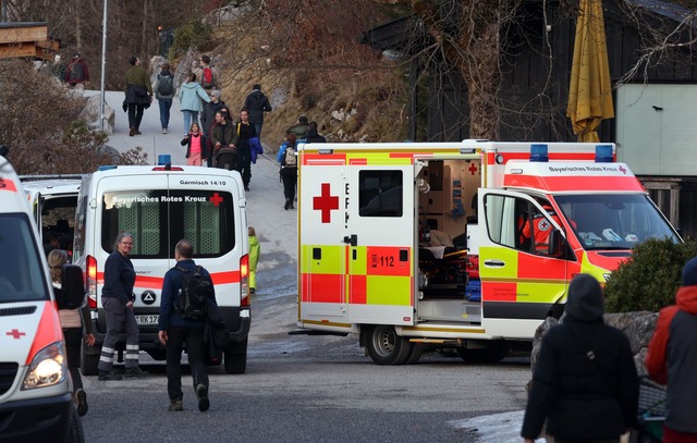 Vier Menschen wurden ins Krankenhaus gebracht.  | Foto: Karl-Josef Hildenbrand/dpa