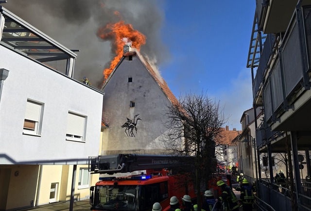 Ein Feuer in Walldorf hat sich auf mehrere Geb&auml;ude ausgebreitet.  | Foto: Ren&eacute; Priebe/dpa