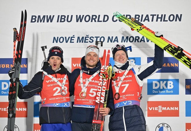 Emilien Jacquelin (M) sicherte sich den Sieg in Nove Mesto.  | Foto: Lubo&#154; Pavl&iacute;&egrave;ek/CTK/dpa