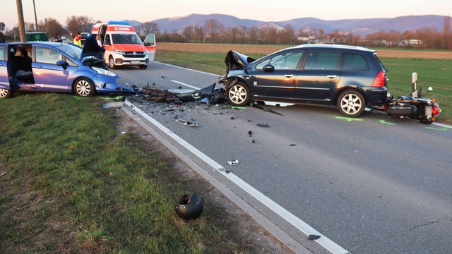 Ein Wagen kollidierte mit einem entgegenkommenden Auto.  | Foto: Rene Priebe/dpa