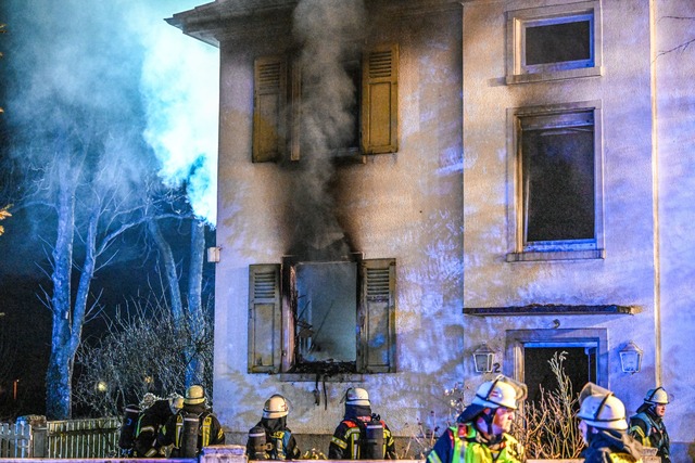 Als die Feuerwehr eintraf, stand das Erdgeschoss bereits in Vollbrand.  | Foto: Marius Bulling/dpa