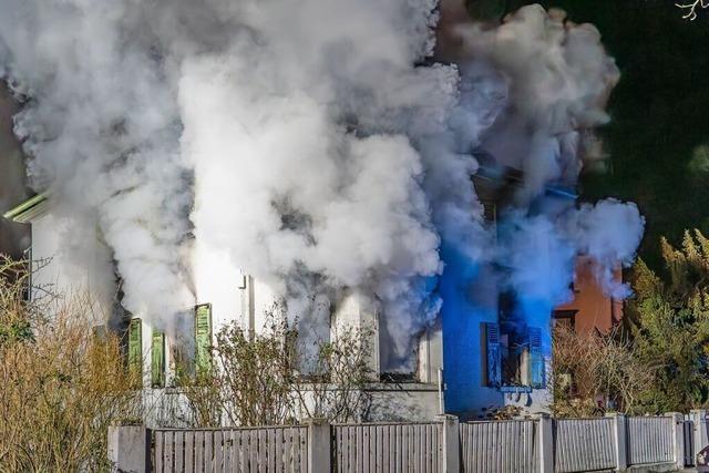 Feuerwehr rettet schwerverletzte Frau aus den Flammen ihres Hauses in Kehl