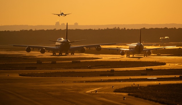 F&uuml;r elf Flugh&auml;fen ist ein Wa... Dienst angek&uuml;ndigt. (Archivbild)  | Foto: Boris Roessler/dpa