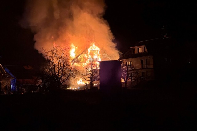 Beim Brand eines Hauses in Gresgen am Freitagmorgen ist ein Mann gestorben.  | Foto: Claus Meierhofer