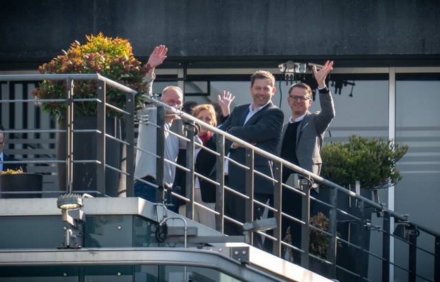 Bei den Sondierungsgespr&auml;chen wird gute Stimmung demonstriert.  | Foto: Michael Kappeler/dpa