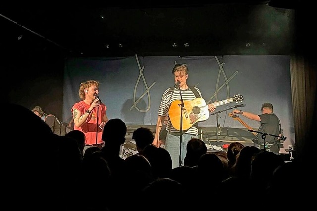 Raum27 bei ihrem Konzert im Freiburger Waldsee.  | Foto: Alexa Joline Horn