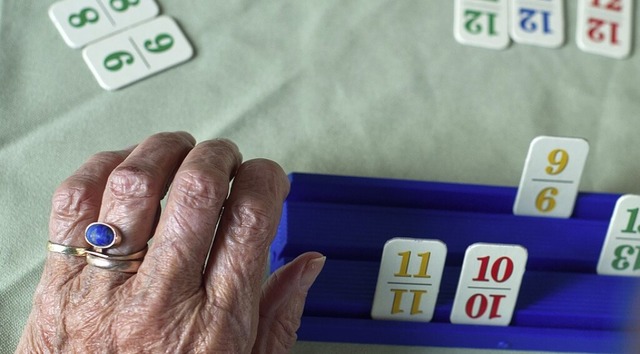 Bei der Tagespflege gibt es viele Betreuungsangebote.  | Foto: Patrick Pleul (dpa)