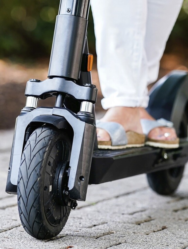 Oft illegal getunt und viel zu schnell: E-Scooter.  | Foto: Uwe Anspach (dpa)