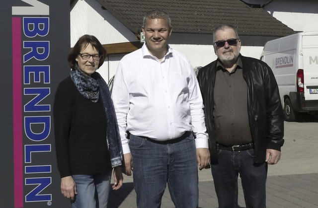 Bei der offiziellen Spendenbergabe: (...in, Matthias Barny und Rudolf Kpfer.   | Foto: Volker Mnch