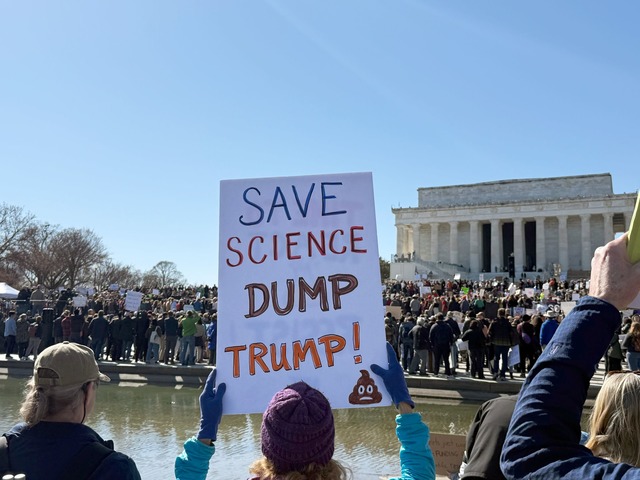 Proteste gegen die Regierung: "Rettet die Wissenschaft - Weg mit Trump!"  | Foto: Thomas M&uuml;ller/dpa