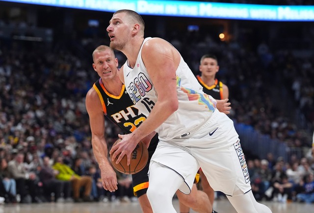 Nikola Jokic ragt heraus.  | Foto: David Zalubowski/AP/dpa