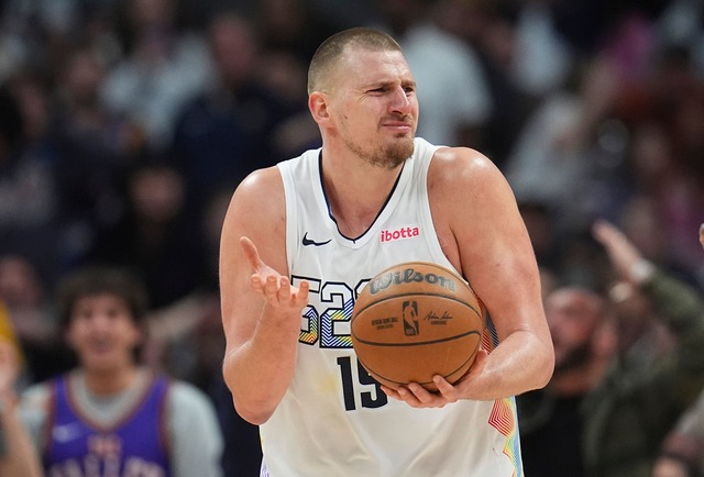 Gelassenheit und Klasse: Basketball-Star Jokic gegen Phoenix.  | Foto: David Zalubowski/AP/dpa