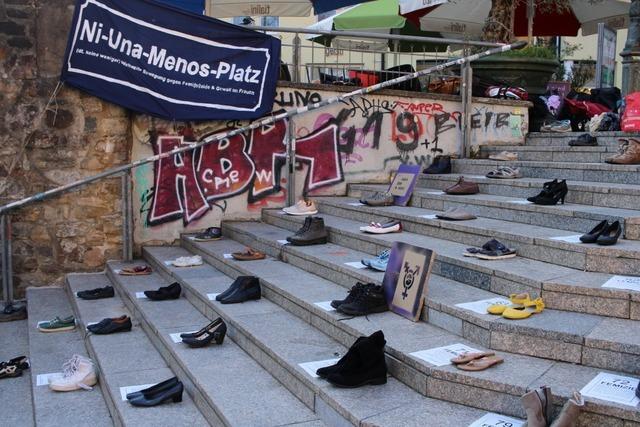 Rund 100 Menschen machen auf dem Augustinerplatz in Freiburg auf Femizide aufmerksam