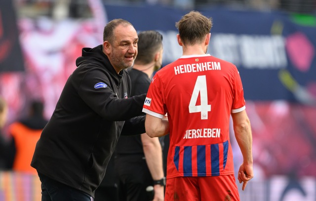 Nach der Talfahrt der vergangenen Woch...n Trainer Schmidt und seinen Spielern.  | Foto: Hendrik Schmidt/dpa