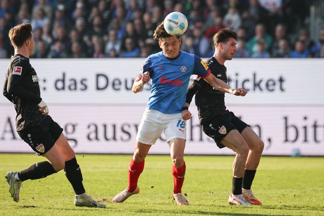 Kiels Shuto Machino (M) beim Kopfball.  | Foto: Christian Charisius/dpa