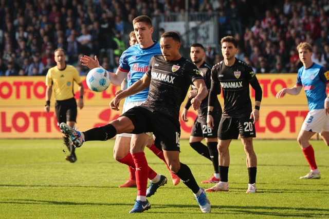 Stuttgarts Jamie Leweling behauptet den Ball gegen den Kieler Marko Ivezic.  | Foto: Christian Charisius/dpa