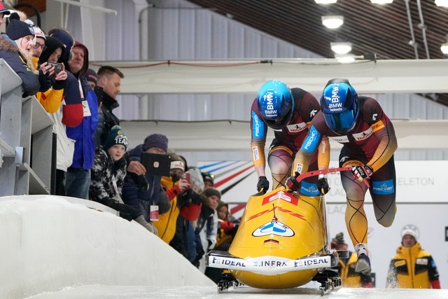 Francesco Friedrich (r) und Alexander ...ml;hren bei der Bob-WM in Lake Placid.  | Foto: Seth Wenig/AP