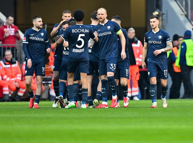 Bochumer Siegjubel in M&uuml;nchen. Hi...n die VfL-Profis nach dem Tor zum 2:2.  | Foto: Sven Hoppe/dpa