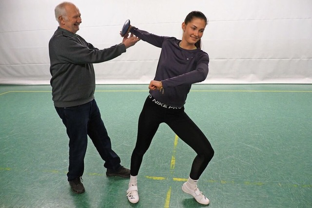 Svea Kaminski und ihr Trainer und Gro...ski bei den bungen fr den Diskuswurf  | Foto: Michael Haberer